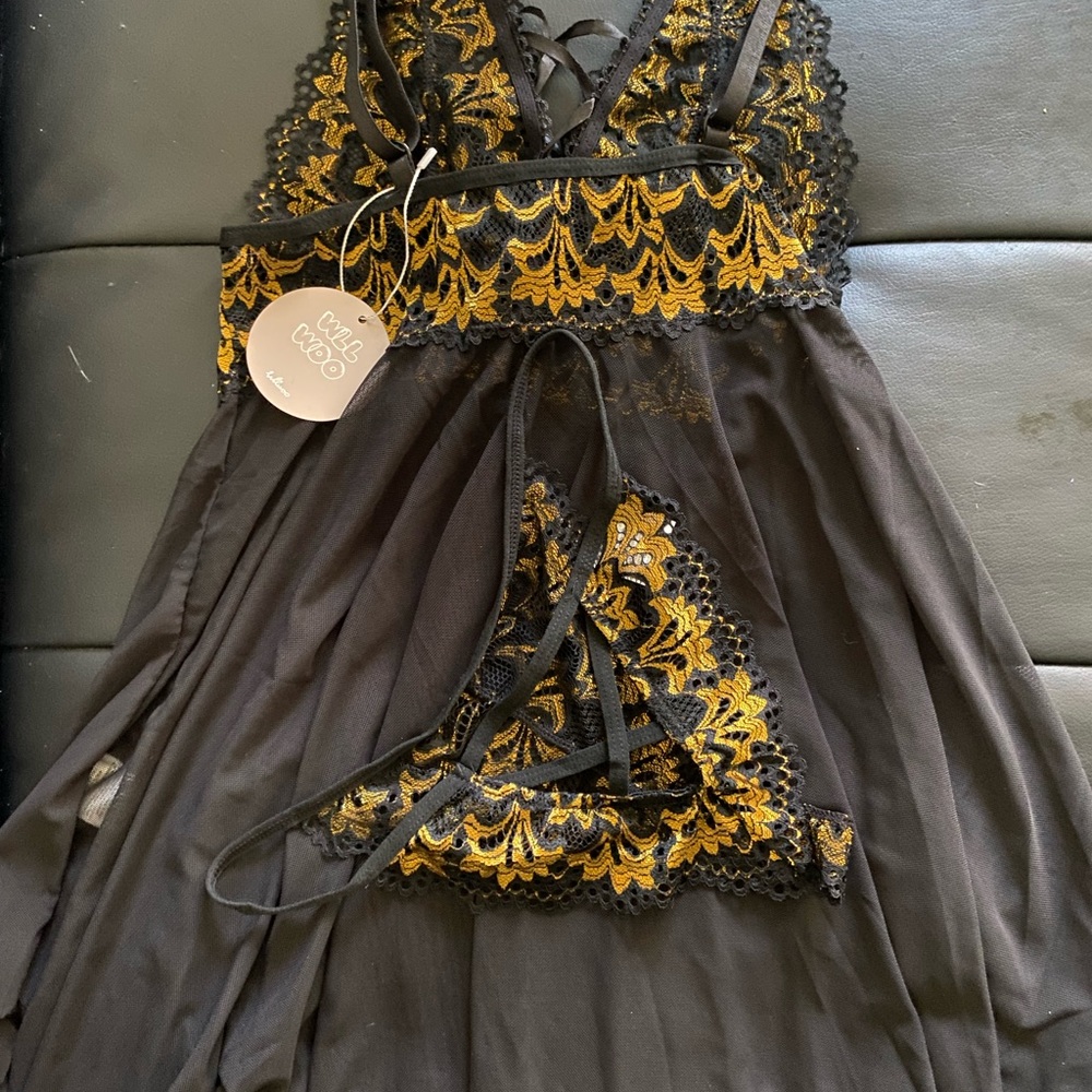 Lingerie set. Small black and gold